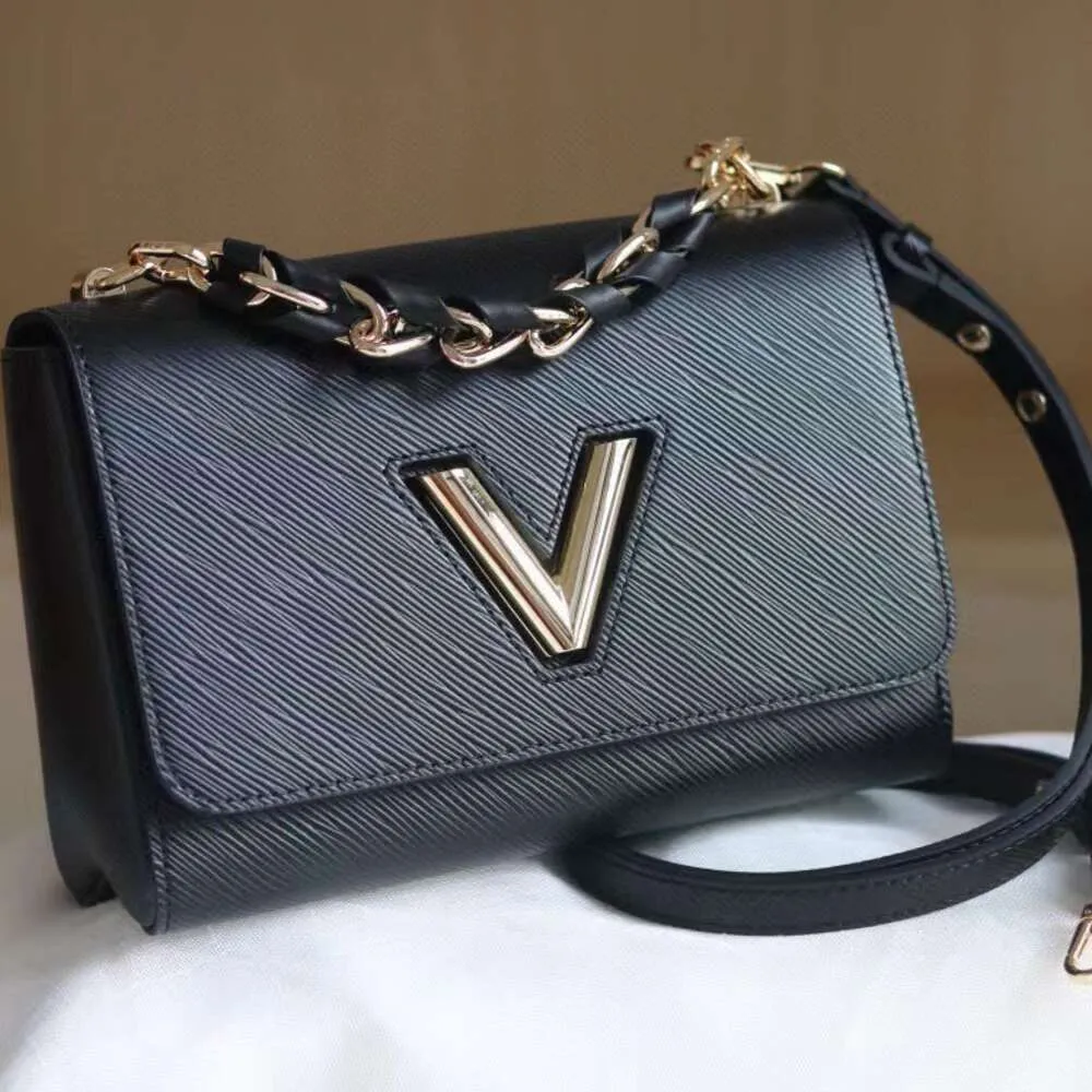 Tasarımcı Hobo Çanta Twist V-Buckle Bag Dekorasyon Zinciri Crossbody Tek Omuz Çanta Su Dalgası Desen Kadın Çantası Çiçek Çantası Twist