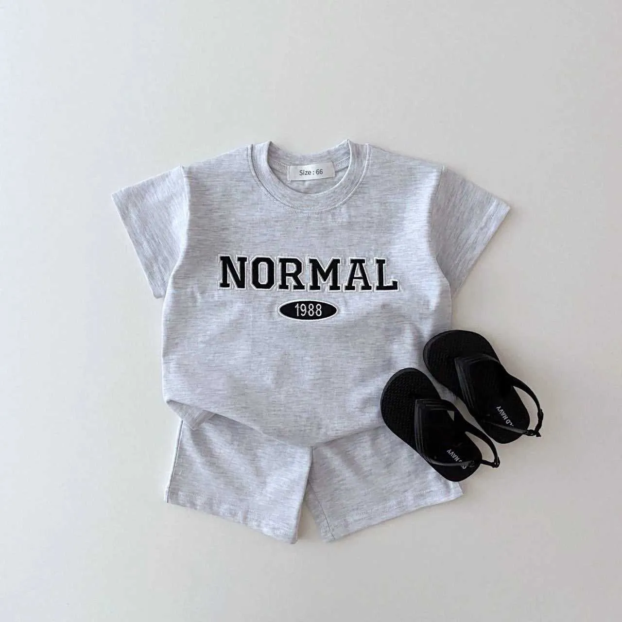 Clothing Sets Letter Printed Short Sleeved Top and Shorts Set Summer Boys and Girls Clothing Childrens T-shirt Shorts Set Casual Clothing H240425