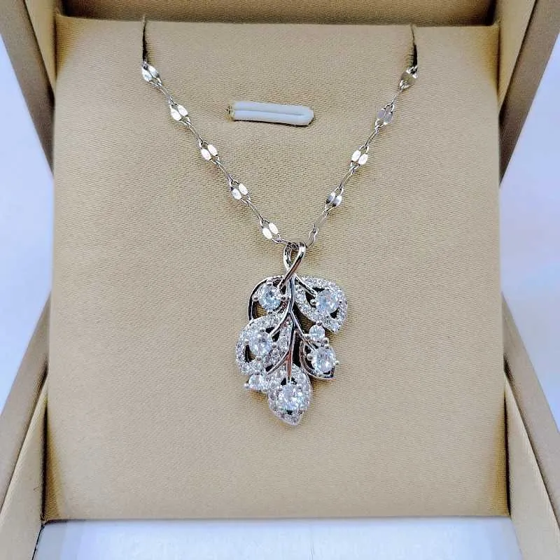 Maple Leaf Pendant Necklace White Jewelry Classic Fashion Style_voghion.com