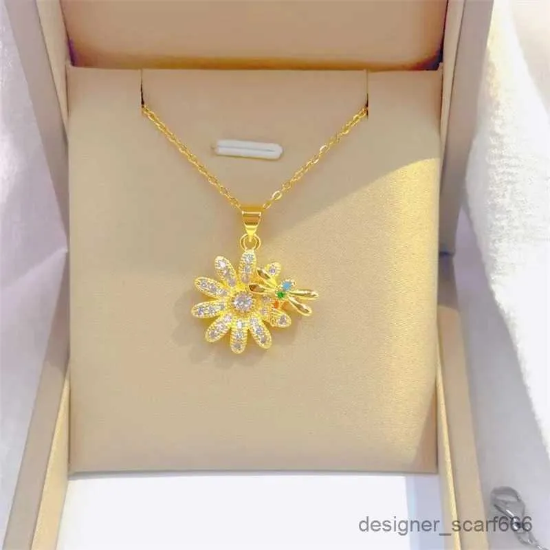 Collane con ciondolo Collana con piccolo crisantemo alla moda e bella Squisita personalità retrò Ape in acciaio inossidabile_voghion.com
