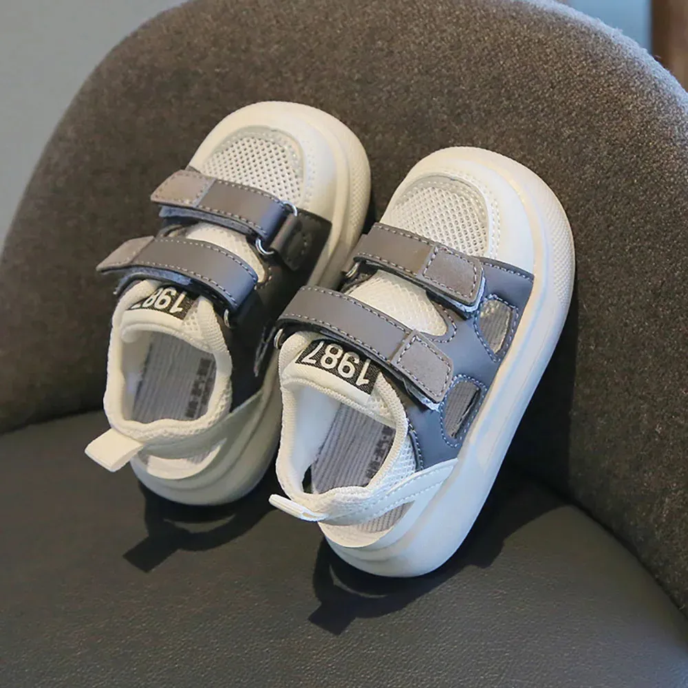 Sommar Flat Sandals for Children Mesh Fabric Breattable Kids Shoes Antislippery Sneakers for Boys Ergonomics Toddler Shoes Baby 240409