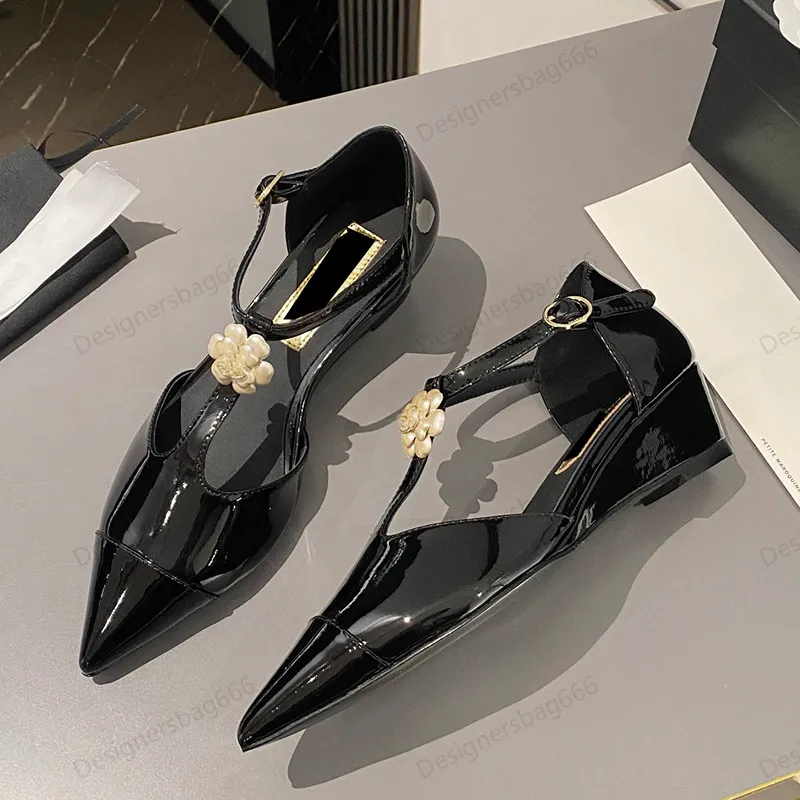 Designer Luxo de luxo de luto de luto feminino Sapatos de vestido bombas de pele de cordeiros pontudos dedos dedos camellia sandálias clássicas t-tie de 4,5 cm de tornozelo ajustável