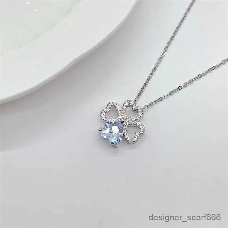 Pendant Necklaces Stylish and Charming Love Micro-embellished Flower Necklace Classic and Versatile Wedding and Dinner Stainless Steel Clavicle C