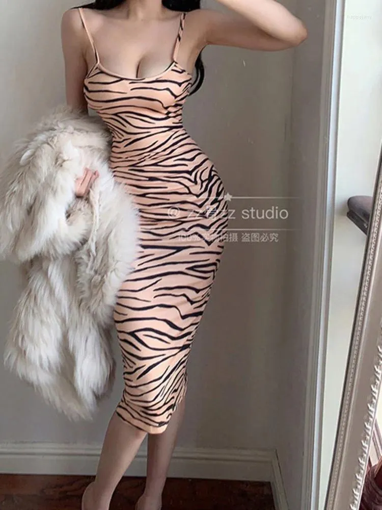 Abiti casual Ragazza coreana Robe ol elegante matita sexy a strisce zebra stampare dalla spalla spalla spunta cinturino lungo maxi abito y845