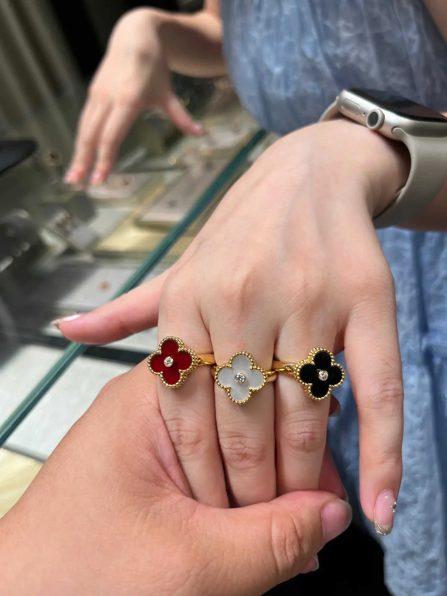 Gioielli di lusso elevati progettati per Ring di trifoglio di fascia alta Coppia con fidanzata in oro 18K intatta con vnain comune