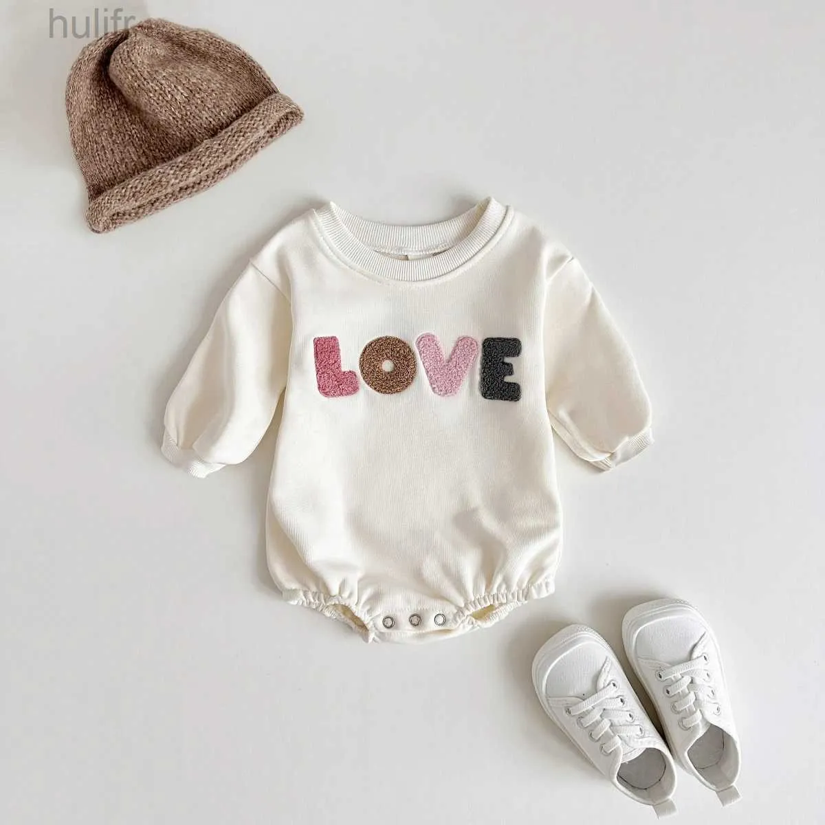 Rompers 2023 Baby Love haft bluza romper kremowy kolor nowonarodzony niemowlę dziewczynka dziewczynka romper z długim rękawem kombinezon dziecięcy ubranie D240425