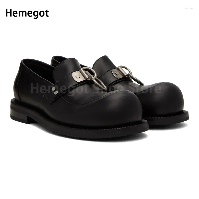 Casual skor svart rund tå loafers chunky metall spänne ring män retro platt man slip-på sommar lyx bekväma