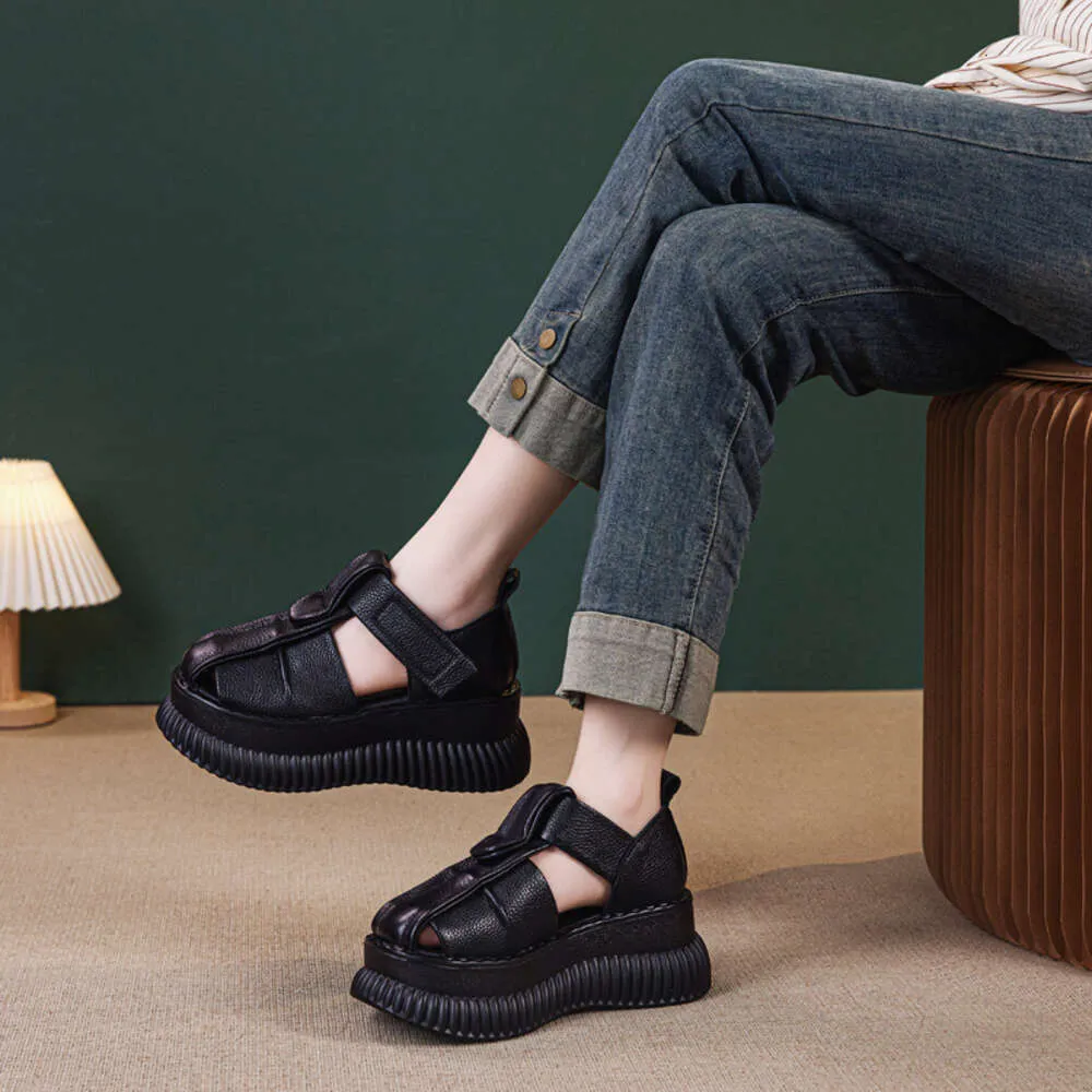 Äkta läder 2024 sommar ny brittisk stil retro kvinnor vävd stängd tjock botten romerska sandaler
