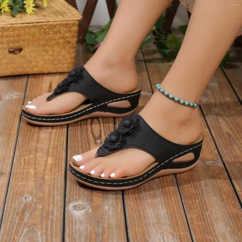 Sandalet ayakkabıları kadın 2024 trend bayanlar yaz vintage kama plaj terlik ayak parmağı ile platform çiçek dekorasyon artı kadınlar için