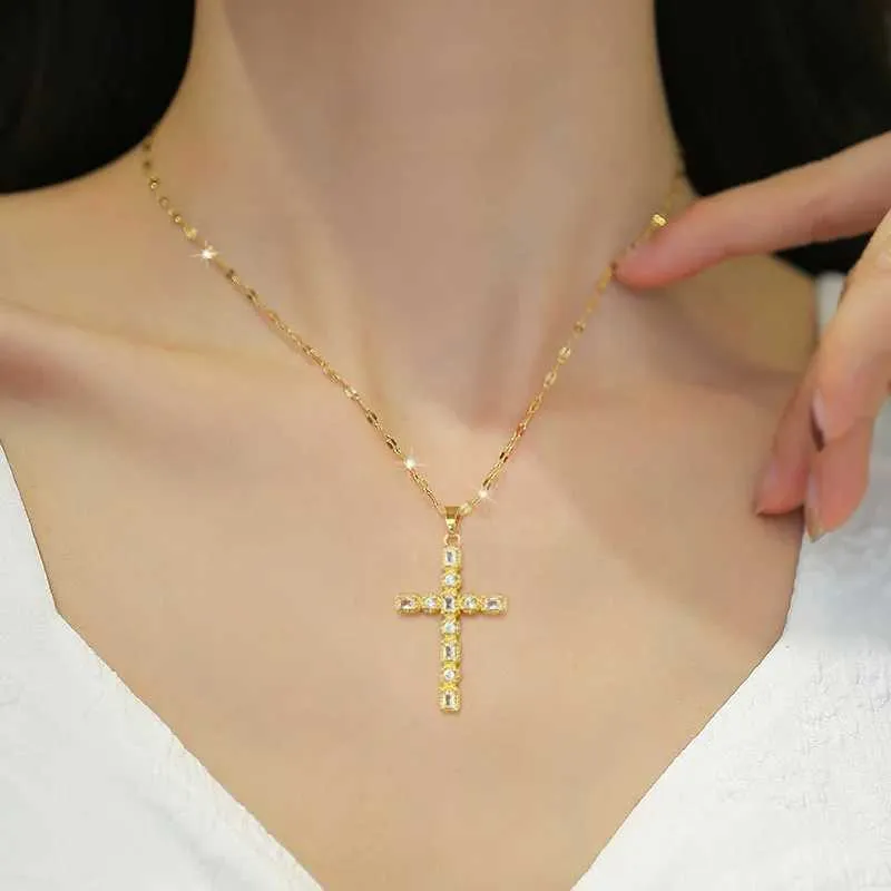 Anhänger Halsketten modische und exquisite Jesus Cross Light Luxus Edelstahl-Schlüsselbeutel Kette Klassische Retro-Mikro-Setting Halskette