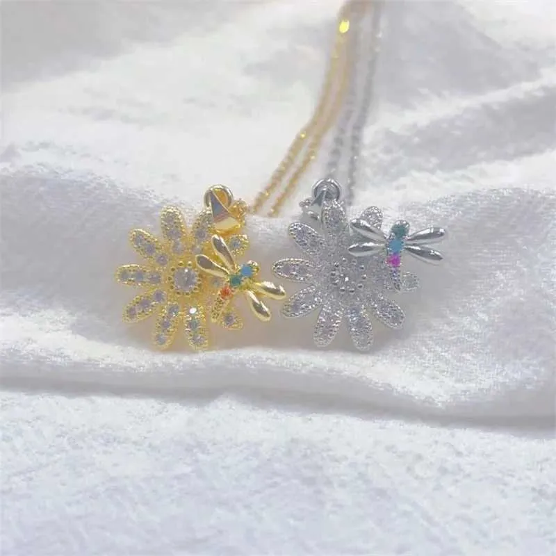 Collane con ciondolo Collana con piccolo crisantemo alla moda e bella Squisita personalità retrò Ape in acciaio inossidabile_voghion.com