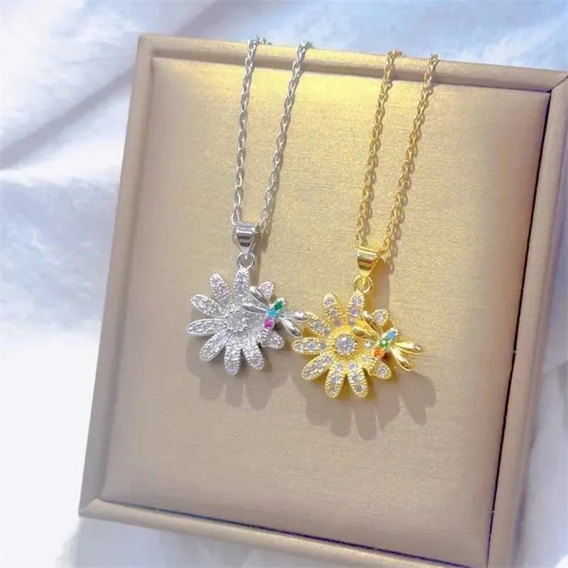 Collane con ciondolo Collana con piccolo crisantemo alla moda e bella Squisita personalità retrò Ape in acciaio inossidabile_voghion.com