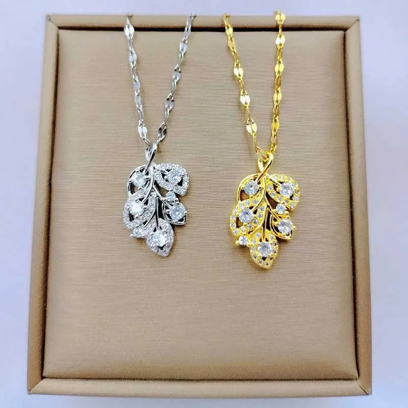 Maple Leaf Pendant Necklace White Jewelry Classic Fashion Style_voghion.com