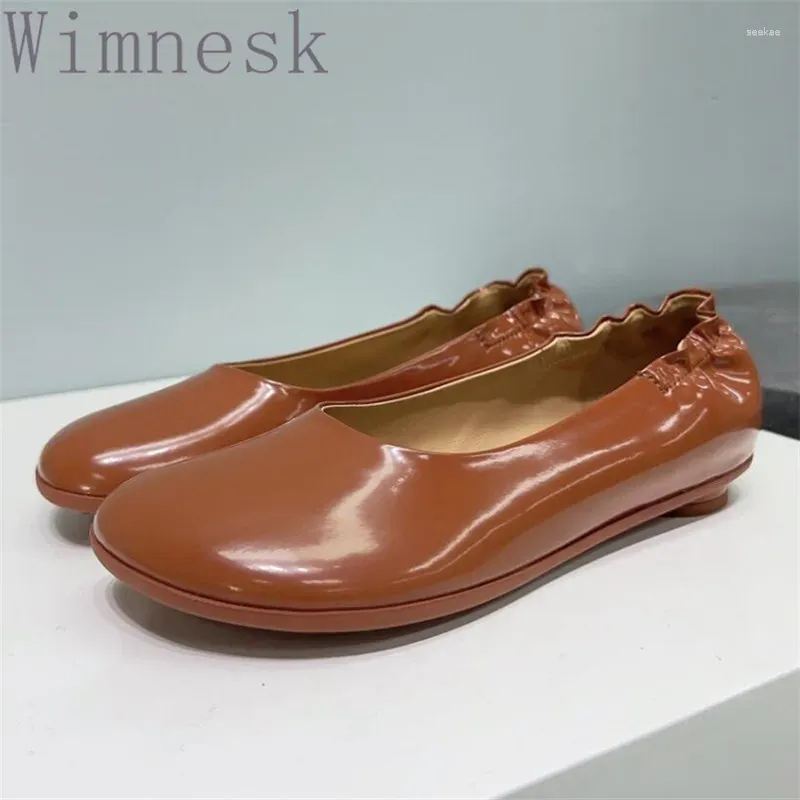 Sapatos casuais Spring redond de pé de coloração de coloração feminina plana avó de couro genuíno em um single confortável para caminhar