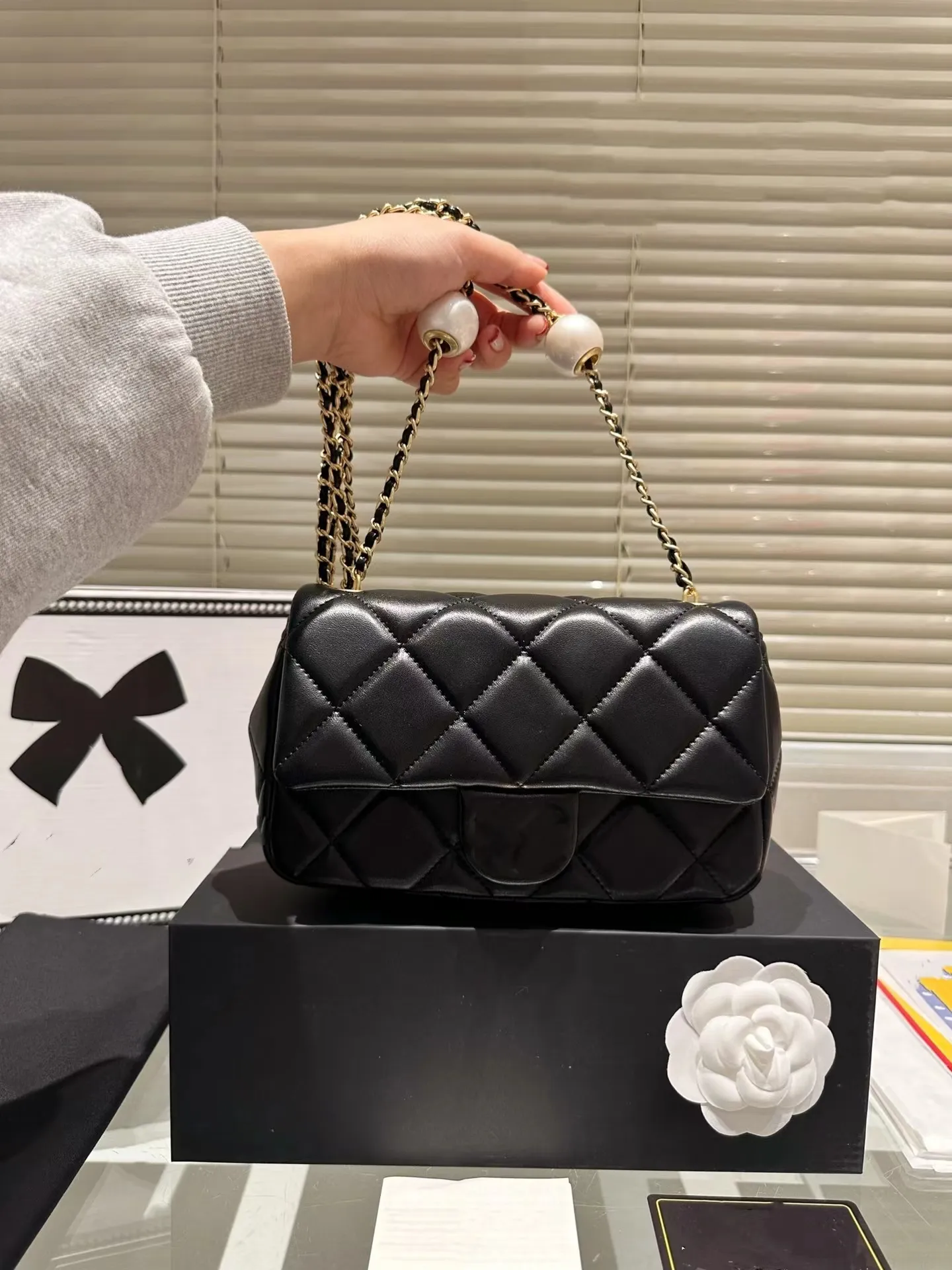 2024 Nowy projekt mody Klasyczny Pearl Chain Bag Materiał Oryginalny metalowy łańcuch Super-In-One Crossbody Bag