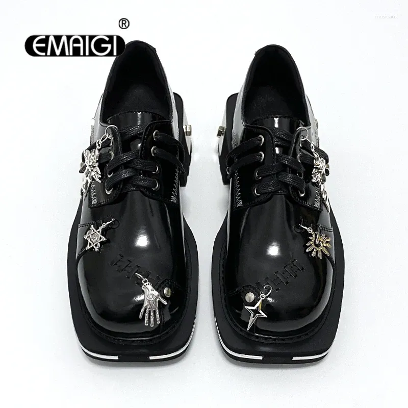 Chaussures décontractées hommes Metal Pendant Streetwear Fashion Real Cow Cow Vow Suppine Cuir de haute qualité Homme Punk Gothic Motorcycle