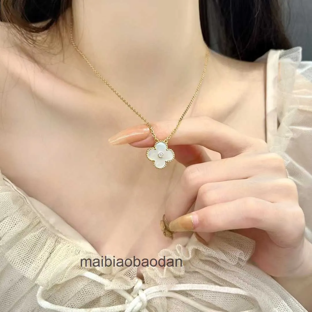 Designer Collana di lusso Fanjia V Gold Clover versione alta Fiore singola per donne in estate versatile e fine fritillaria bianca argento puro con collare diamantato