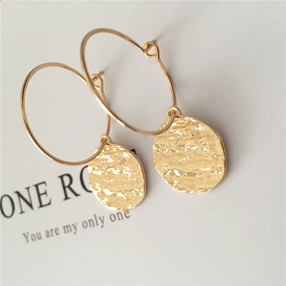 Orecchini semplici orecchini a cerchio progettati Disk rotondo della superficie dell'acqua in oro con orecchini a cerchio sottile per le donne casual che indossano