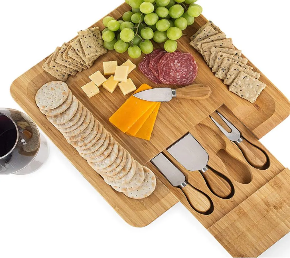 20st Bamboo Cheese Board Set med bestick i slipslådan inklusive 4 rostfritt stålkniv och serveringsredskap Hushållare8259855