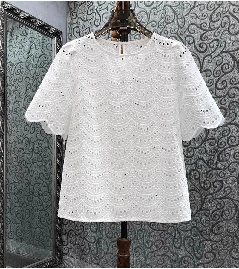 Kvinnors blusar Bomullstoppar 2024 Summer Fashion Ladies O-Neck Allover Hollow Out Brodery Short Sleeve Casual White Blouse