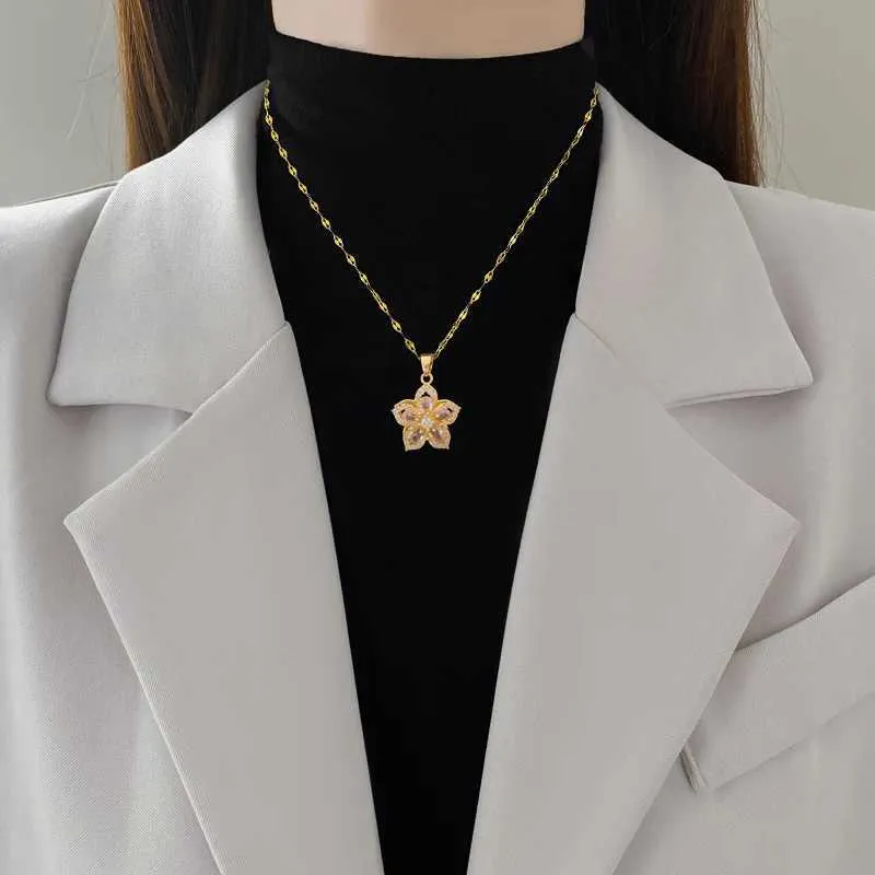 Necklaces Fashionable Rotating Five-leaf Flower Light Temperament Gorgeous Micro-paved Necklace Stainless Steel Pendant_voghion.com