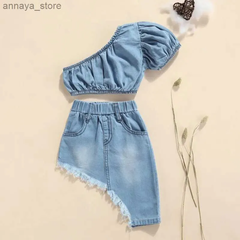 T-shirts Girls Denim Clothes Set Solid Color Short Hleeve Off-Shoulder Croped Tops + Oregelbundet Hem Kirtl2404