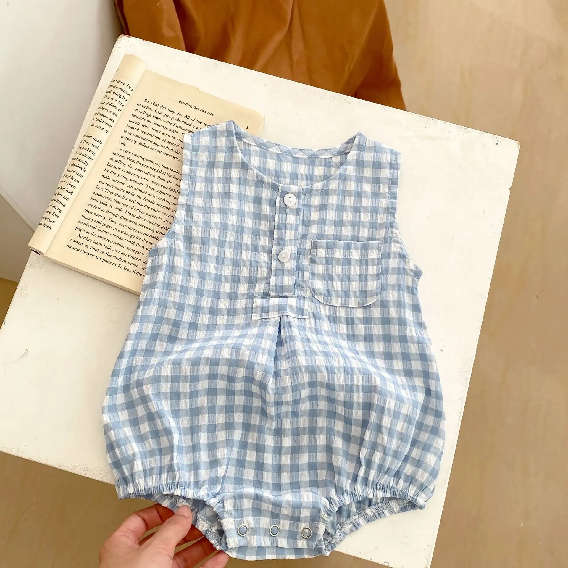 Piecedas de verão bebês bebês xadrez com colete de bolso algodão Onepiece Bodysuits Meninas de bebê sem mangas