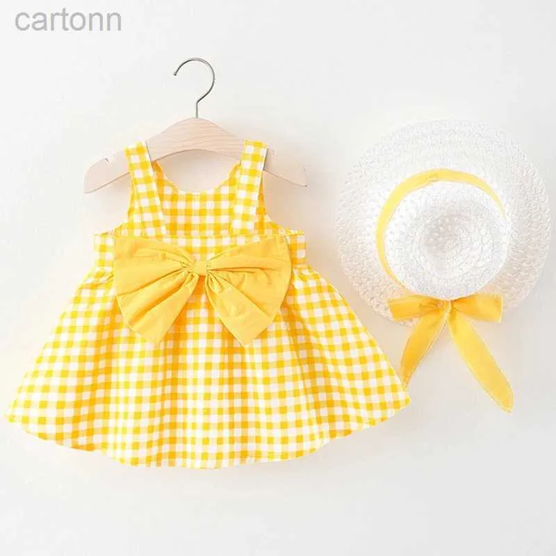 Flickans klänningar 2 -stycken Summer Toddler Girls Dresses Korean Söta rutiga ärmlös Cotton Big Bow Yellow Dress+Sunhat nyfödda babykläder BC003 D240425