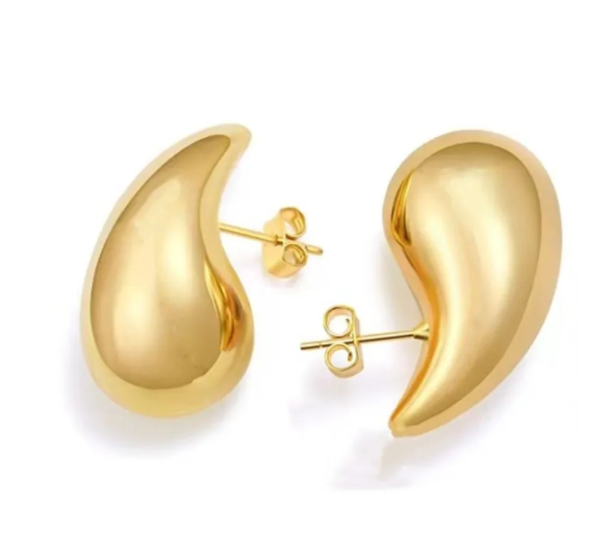 Boucles d'oreilles en or de créateurs pour femmes de haute qualité 18 km plaque à or triangle brillant lumière avec lettres de mode rétro personnalité de la personnalité de la personnalité bijoux de bijoux