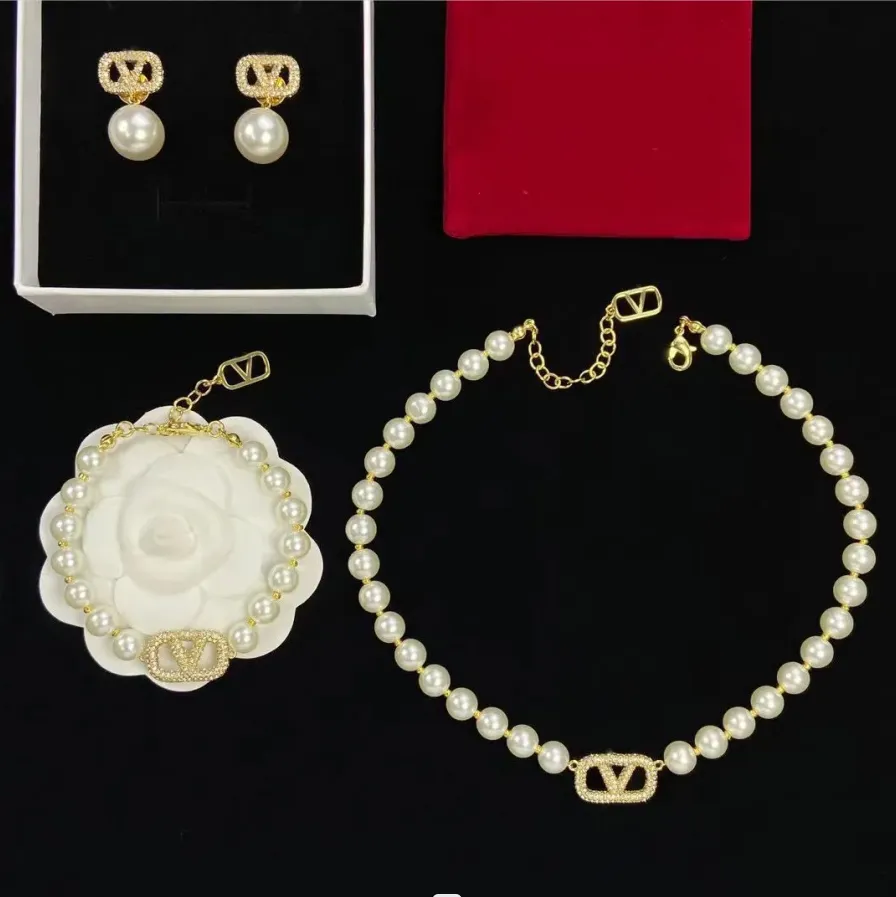 En kaliteli kadın tasarımcı altın elmas kolye lüks kolye moda beyaz inci bilezikler titanyum paslanmaz çelik tam elmas abartılı set mücevher hediyesi