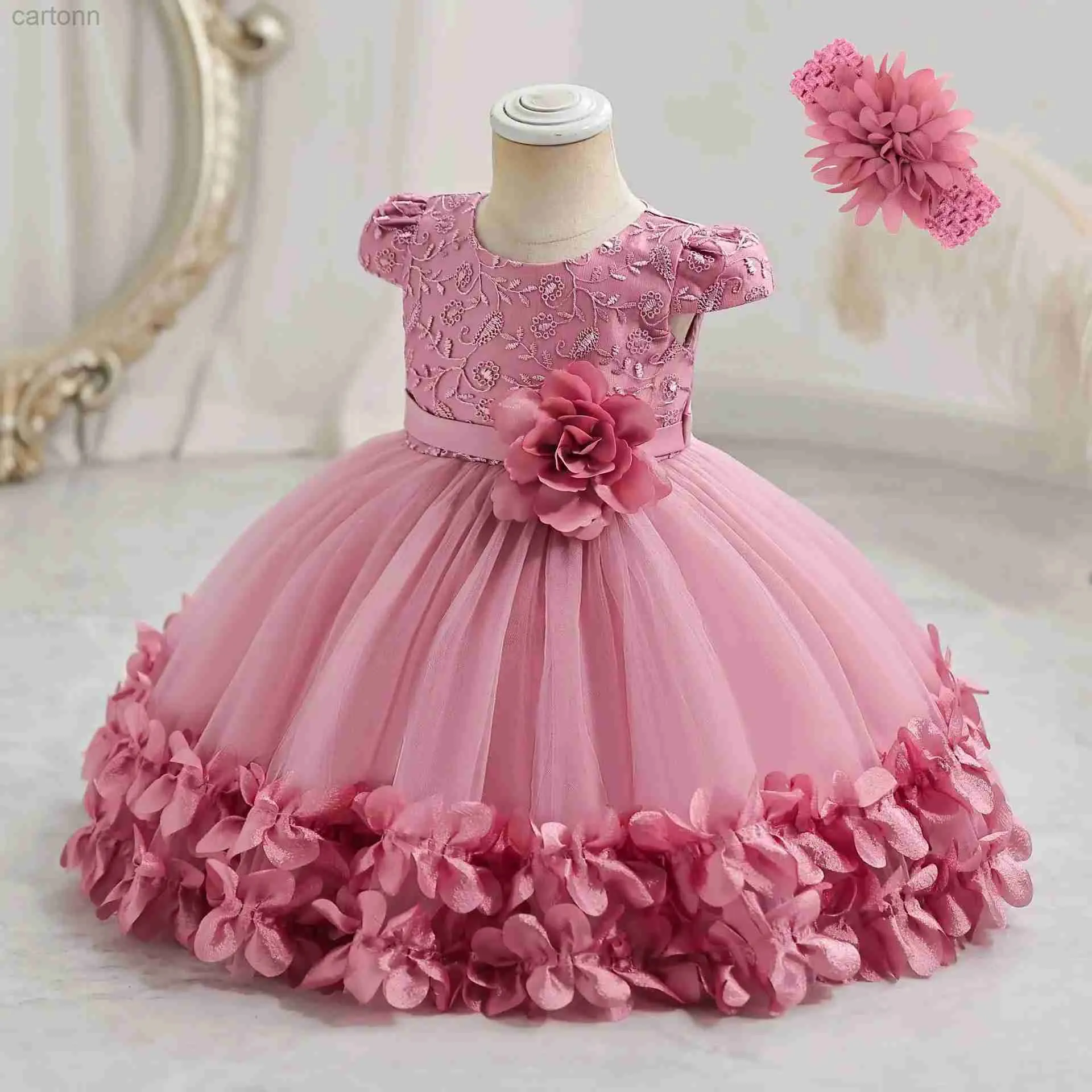 Flickans klänningar Flower Princess Dress for Girls 0 till 12 månader Söt bowknot Petal Clothes Baby Girl Gowns Brodery Toddler Nyfödda i ett stycke D240425