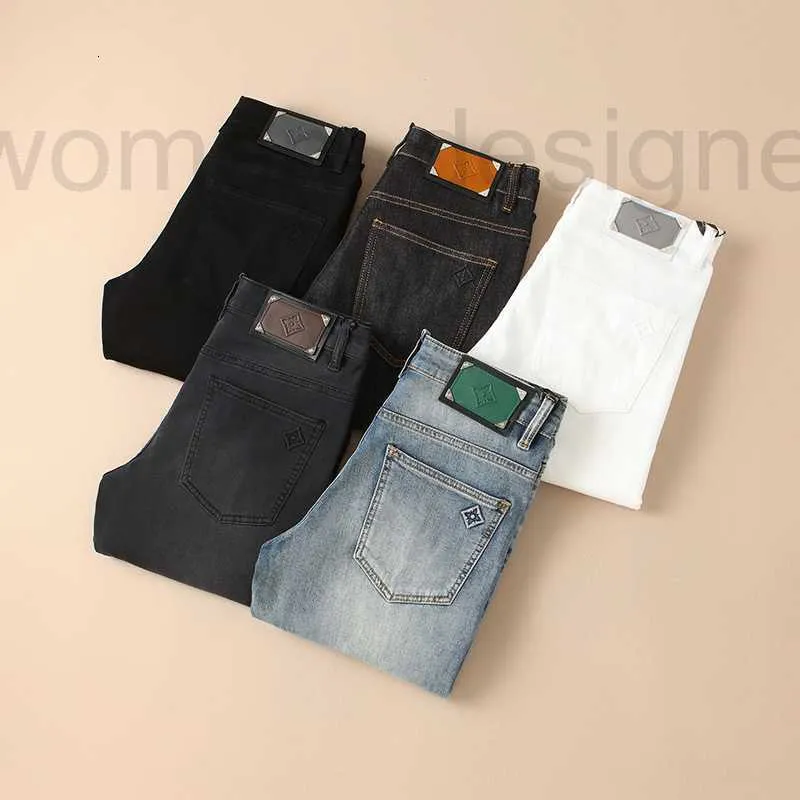Mens Jeans Tasarımcısı 2024 İlkbahar/Yaz Erkek Orta Bel hafif elastik ince küçük düz bacak pantolonları Erkekler için yüksek kaliteli çok renkli kot pantolon 88ef