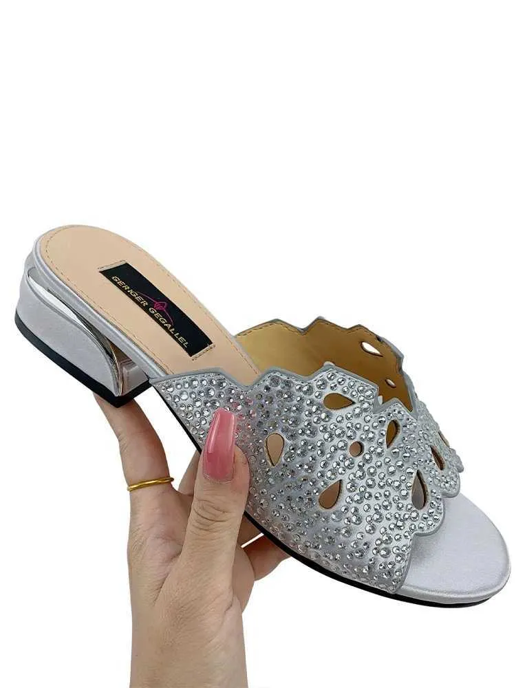 Sandals 2023 Italian Fashion Casual Flat Slippers Hollowed Out With Diamonds Womens Shoes African Party Outdoor H240425