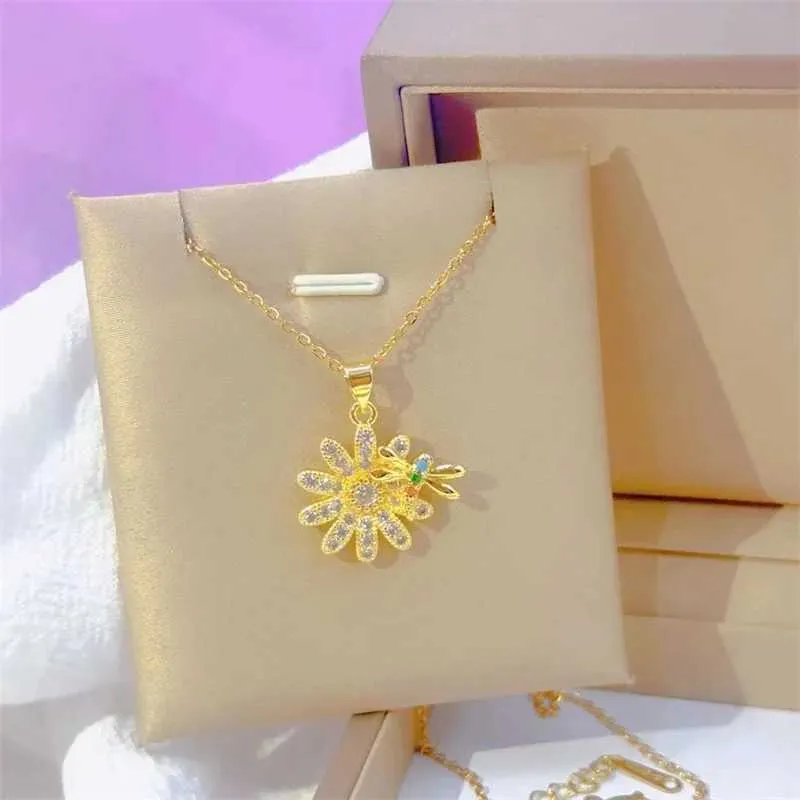 Collane con ciondolo Collana con piccolo crisantemo alla moda e bella Squisita personalità retrò Ape in acciaio inossidabile_voghion.com