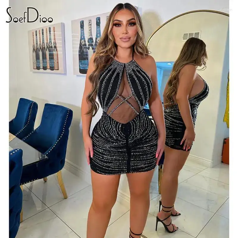 Sıradan Elbiseler Soefdioo Mesh Patchwork Elmas Rhinestone Mini Elbise Kadın Moda Yular Sırtsız Bodycon 2024 Seksi Parti Kulübü Giymesi