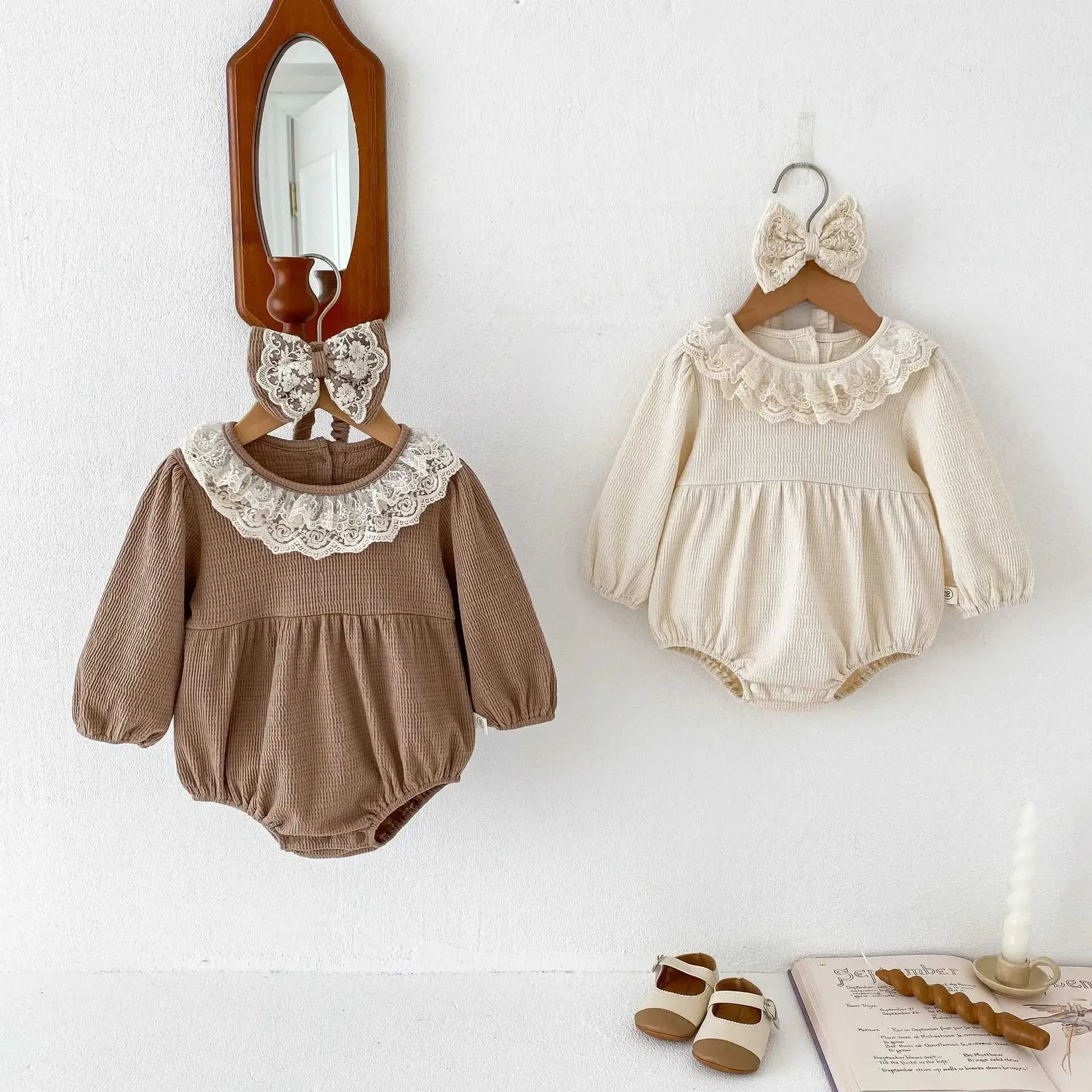 Rompers babykläder spädbarn flickor bodysuits våffla en bit spets krage kläder och pannband h240425