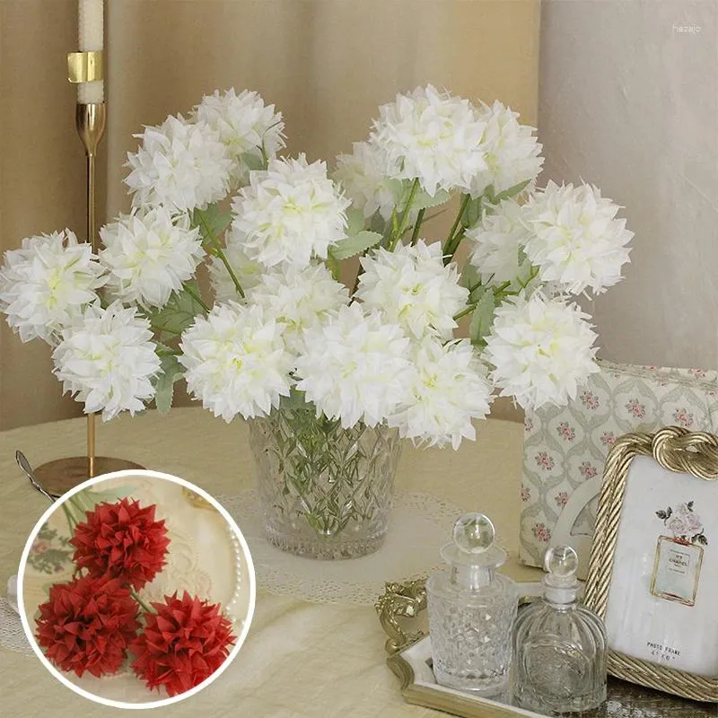 Flores decorativas 66 cm Vintage 3 Cabezas Crysanthemum Simulación Flor Bola blanca Decoración de bodas Falso Bouquet
