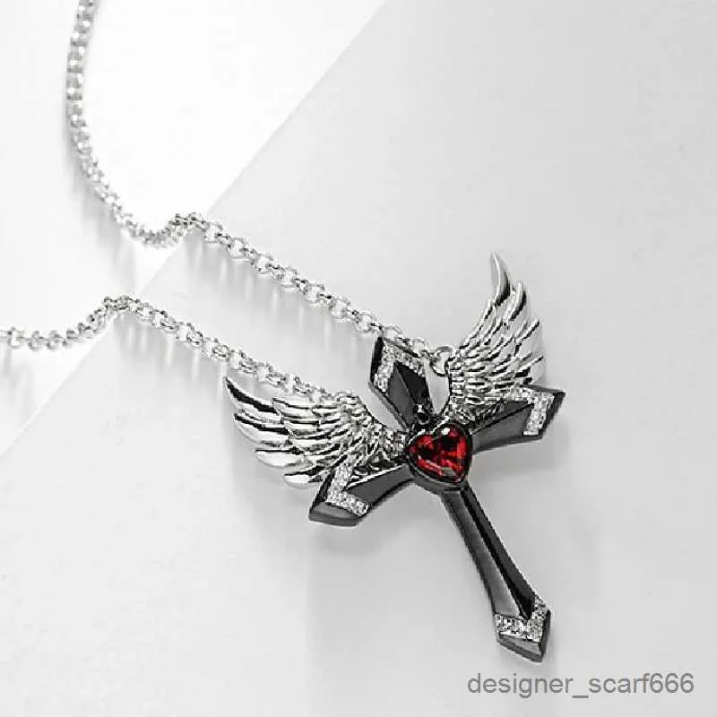 Collana con ciondolo croce e ali d'angelo gioiello classico donna_voghion.com