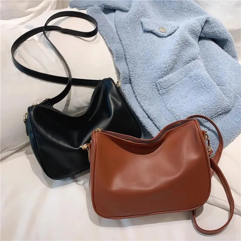 Caminhão de tração vintage Bolsa de ombro vintage Designer de cores sólidas Bolsas de axilas de lazer lúnis de couro de couro crossbody bolsas requintadas