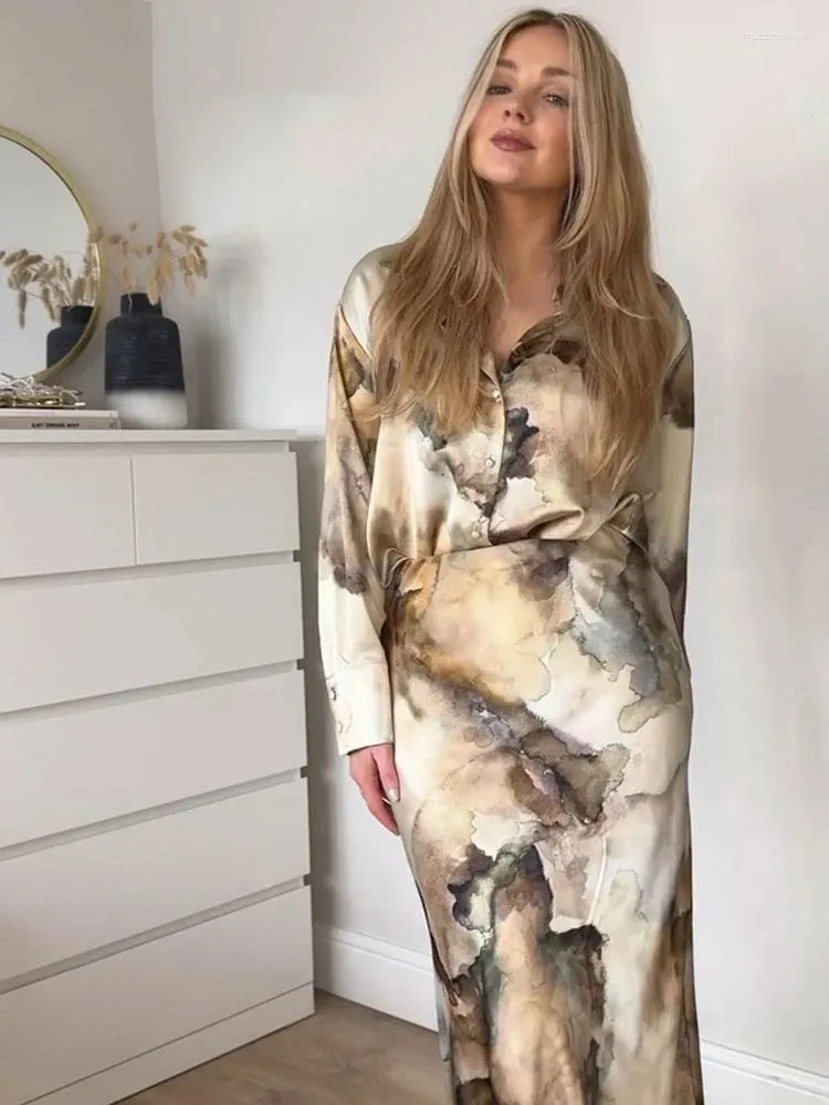 Arbetsklänningar kvinnor elegant satin slips färgad lång kjol kostymer chic lapel knapp ärmar skjorta 2 stycken uppsättningar 2024 lady semester outfit