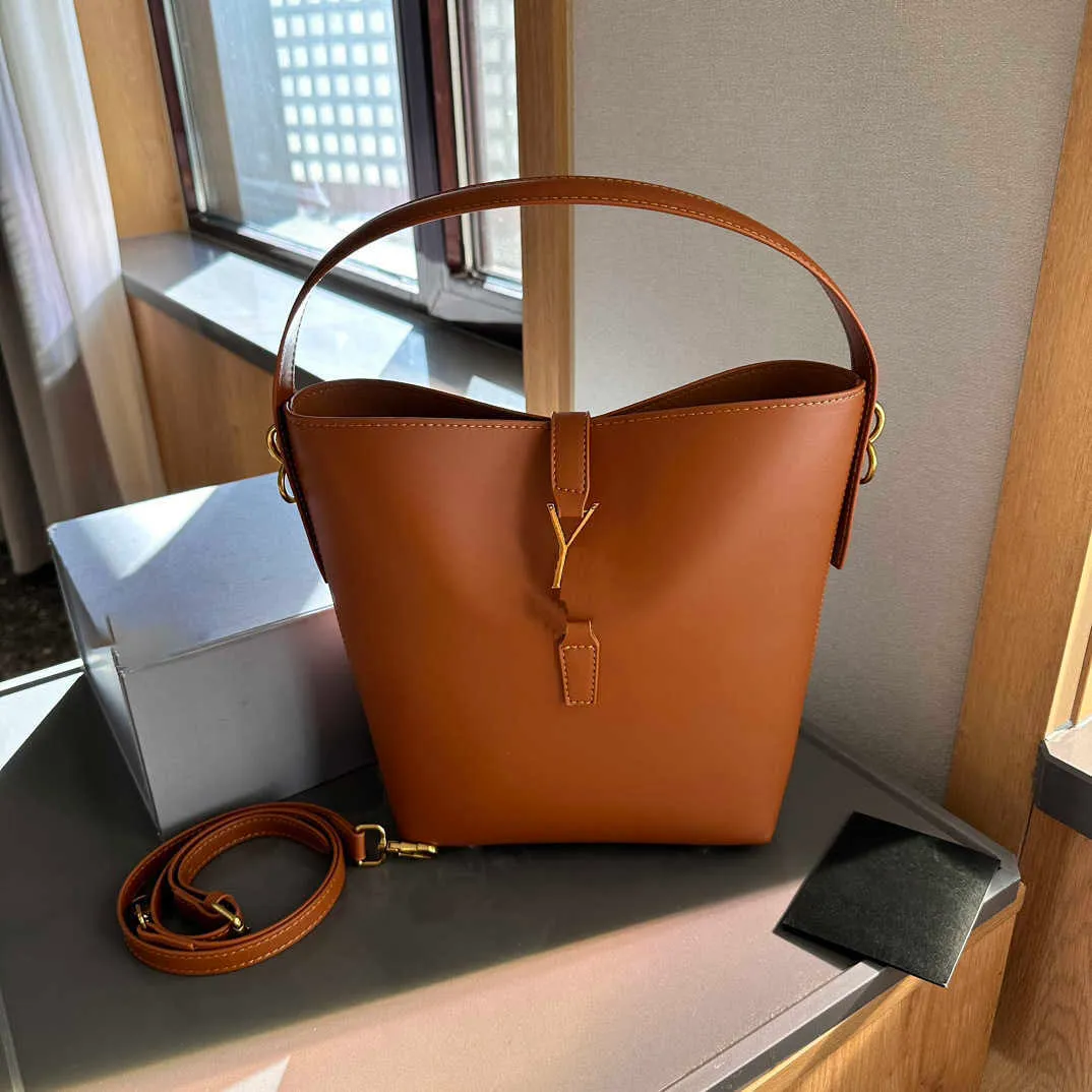 Top Quality Luxurys Handbags LE 37 Designer Bag Shiny Leather Bucket Bag Women Fashion Cross Body Shoulder Bags Tote Handbags Clutch Bags Totes 240115