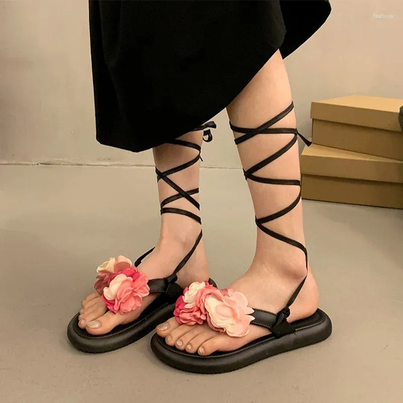 Sandaler Rom Women Flats tofflor Skor Flower Beach Dress Flip Flops Summer 2024 Designer Walking Casual Femme Slides