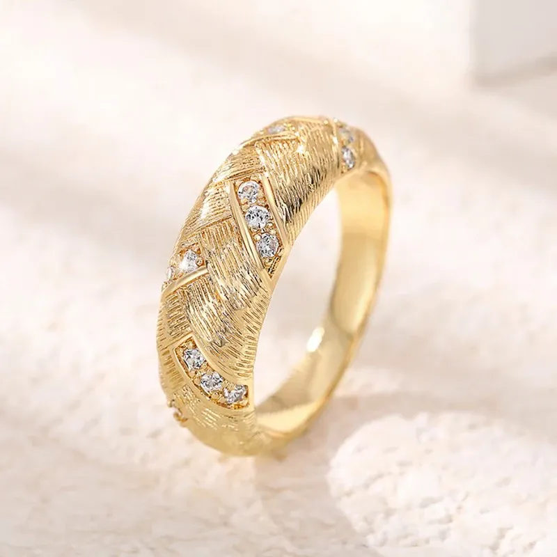 Band Huitan Engagement Wedding Rings Nytt för kvinnor chic Braid design lyxguld färg kvinnliga ringar parti uttalande smycken droppfartyg