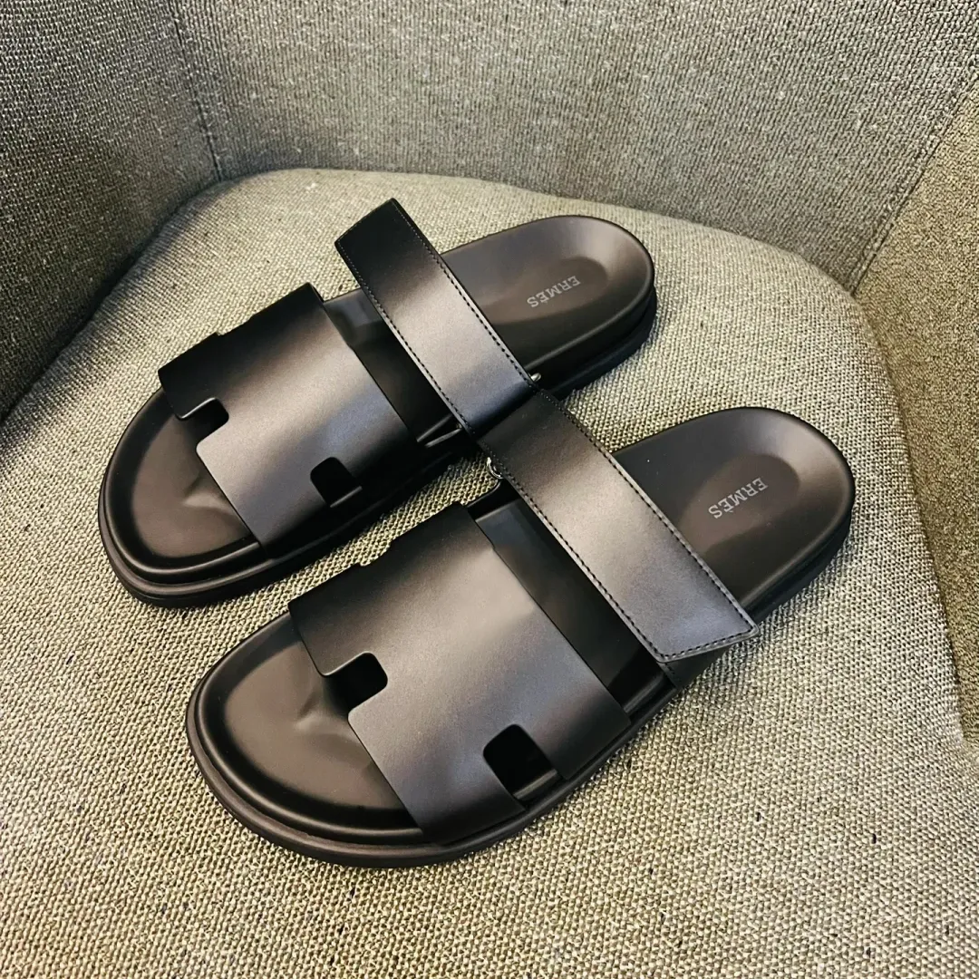 35-44 Terlik Chypre Sandal Tasarımcı Sliders Flip Flips Plaj Konforu için Düz Sandalet Buzağı Deri Deri Doğal Süet Keçin Kahverengi ve Siyah Kadınlar ve Erkekler