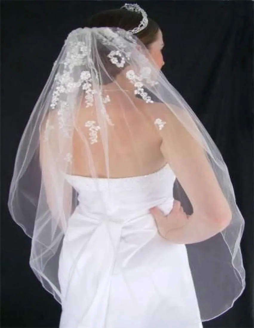 Шантильи кружево акцентирована с серебряной вышивкой и украшенной свадебной вуал Rice Pearl 0014205714