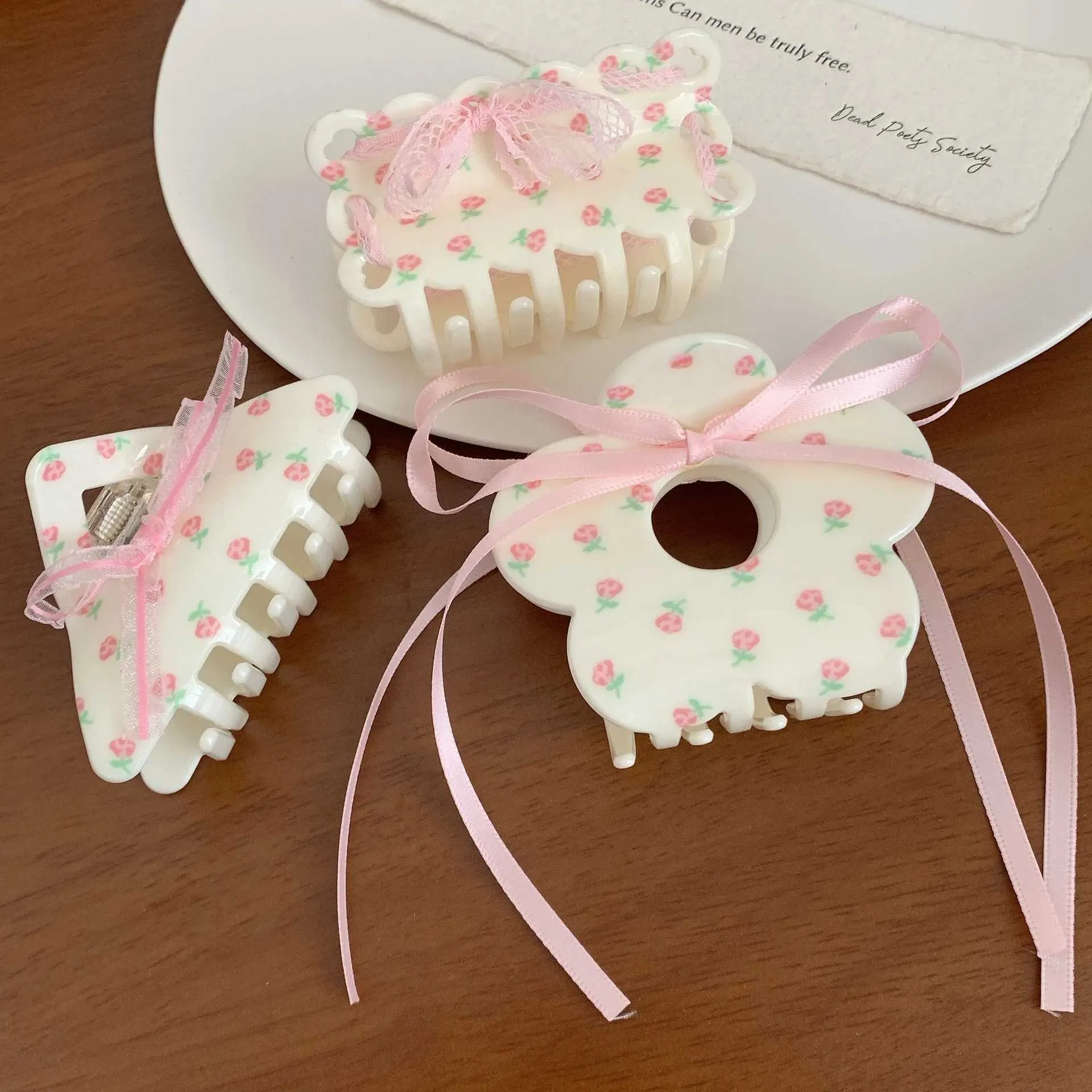 Klämmor YHJ Cream Ribbon Hair Claw Flower Bow Sweet Design Hair Clap Clips Hårtillbehör för kvinnor Girls Y240425