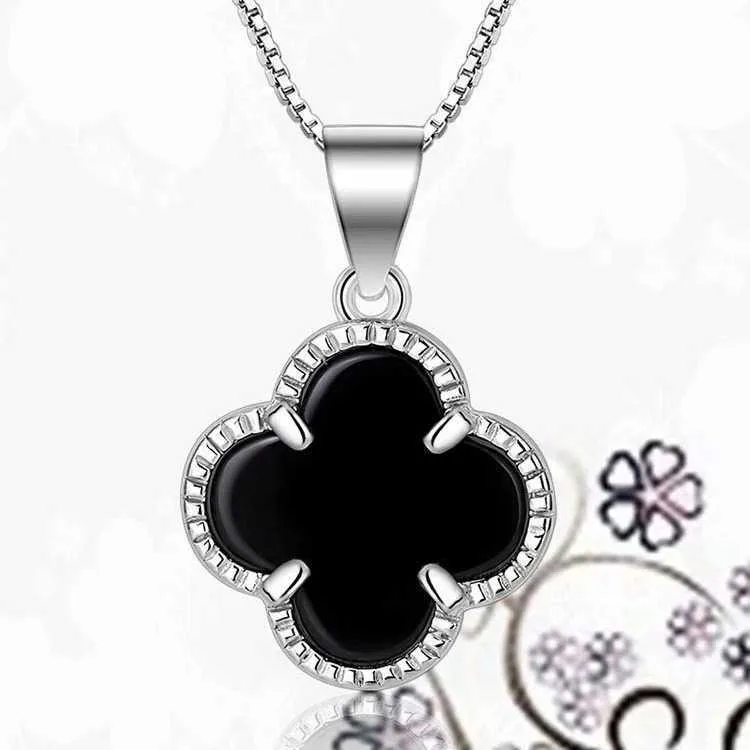 2024 Classic Four Leaf Clover Halsband hängar silverhalsband Kvinnesmycken med krage kedja som en gåva till flickvän och bästa vän enkel elegant hänge