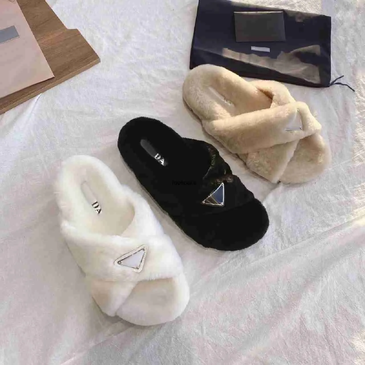 Lady Triangle Fur Slide Sandales Luxurys Designers House Fuzzy Tazz Slippers Flat Base Teddy Bear Sandal Fashion Shoes Popular Slipper Size 35-42 Heel Fluffy Slides