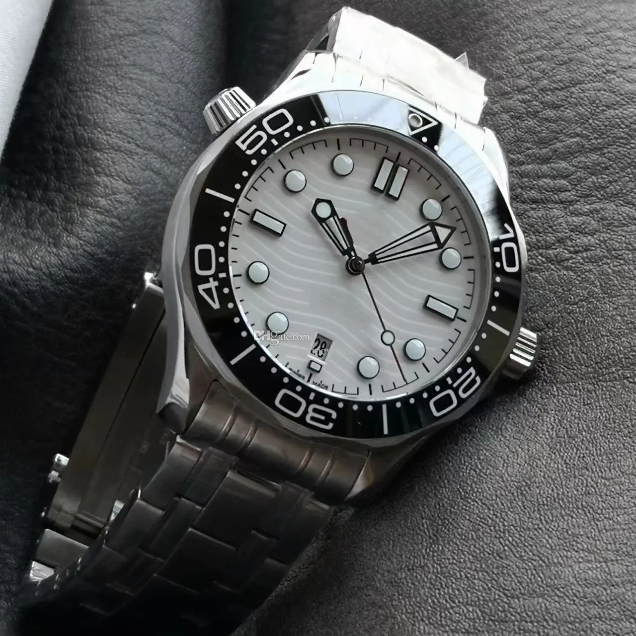 VS Factory High-kvalitet Watch 210.30.42.20.04.001 Titta på Fine Steel Case Strap Black Ceramic Bezel White Dial 8800 Automatisk mekanisk rörelse 42mm