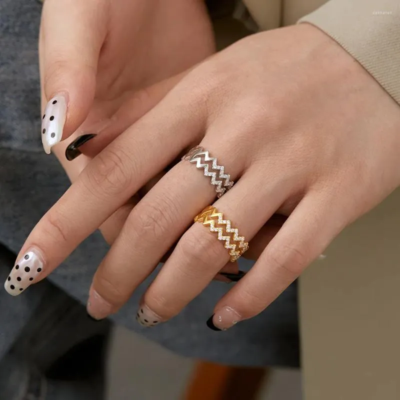 Rings de cluster Karachis Versão coreana S925 Sterling Silver Ring para mulheres com uma sensação de design de nicho de luxo e coração personalizado